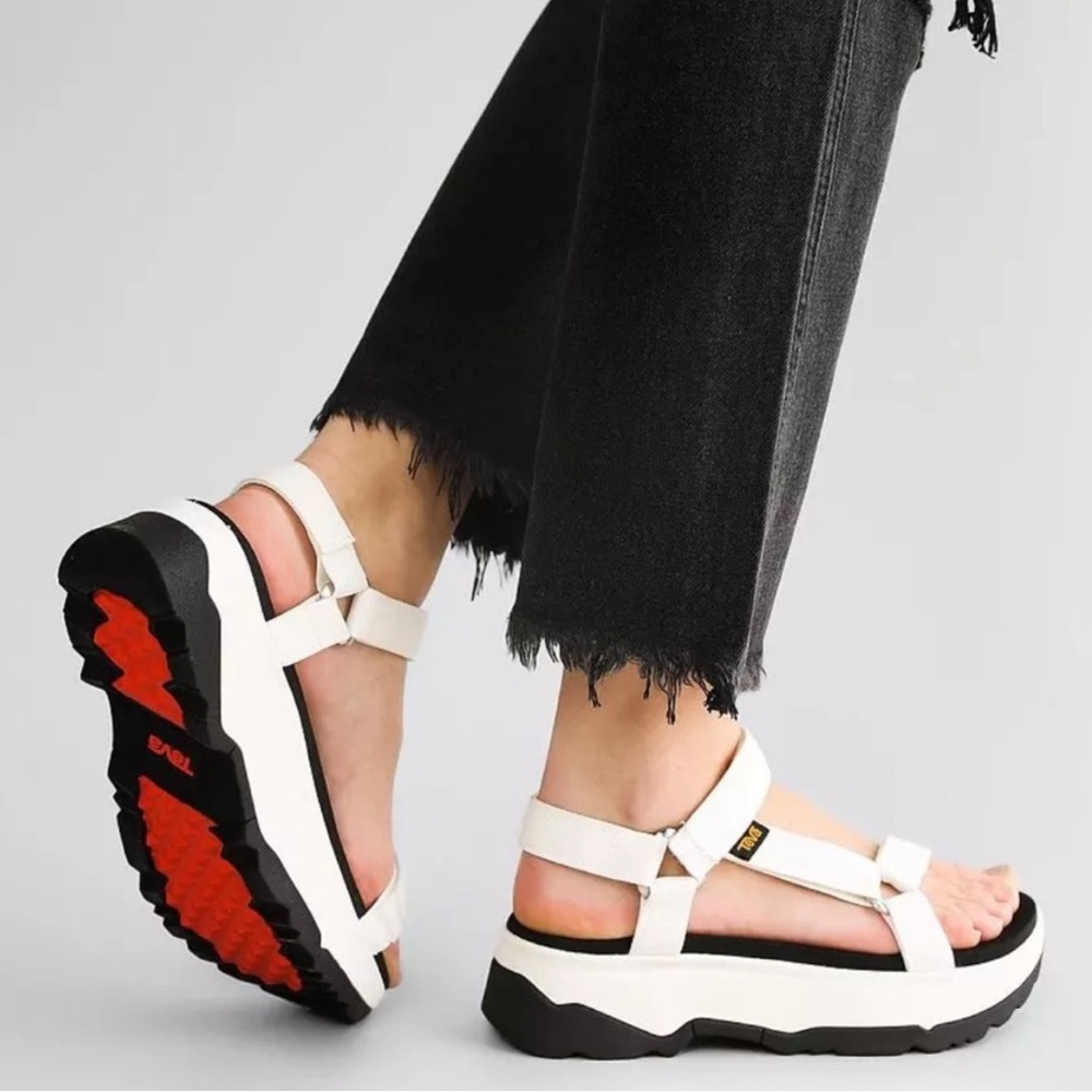 NWOT Teva Jadito Universal Platform Sandals